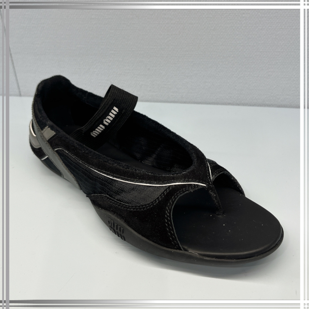 【スポーティ×シック】Miu Miu トング フラットシューズ 新感覚