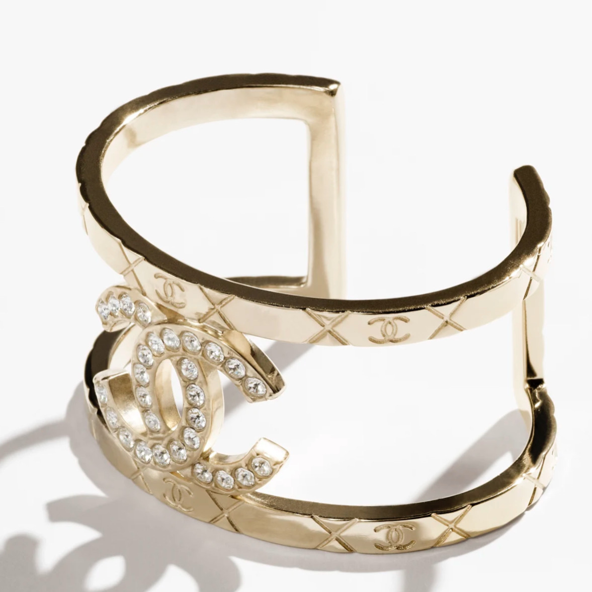 《ゴージャスで上品》CHANEL 25Sバングル ゴールド & クリスタル