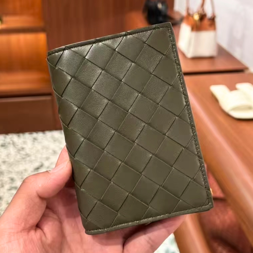 《上品な遊び心》【BOTTEGA VENETA】パスポートケース ボッテガ