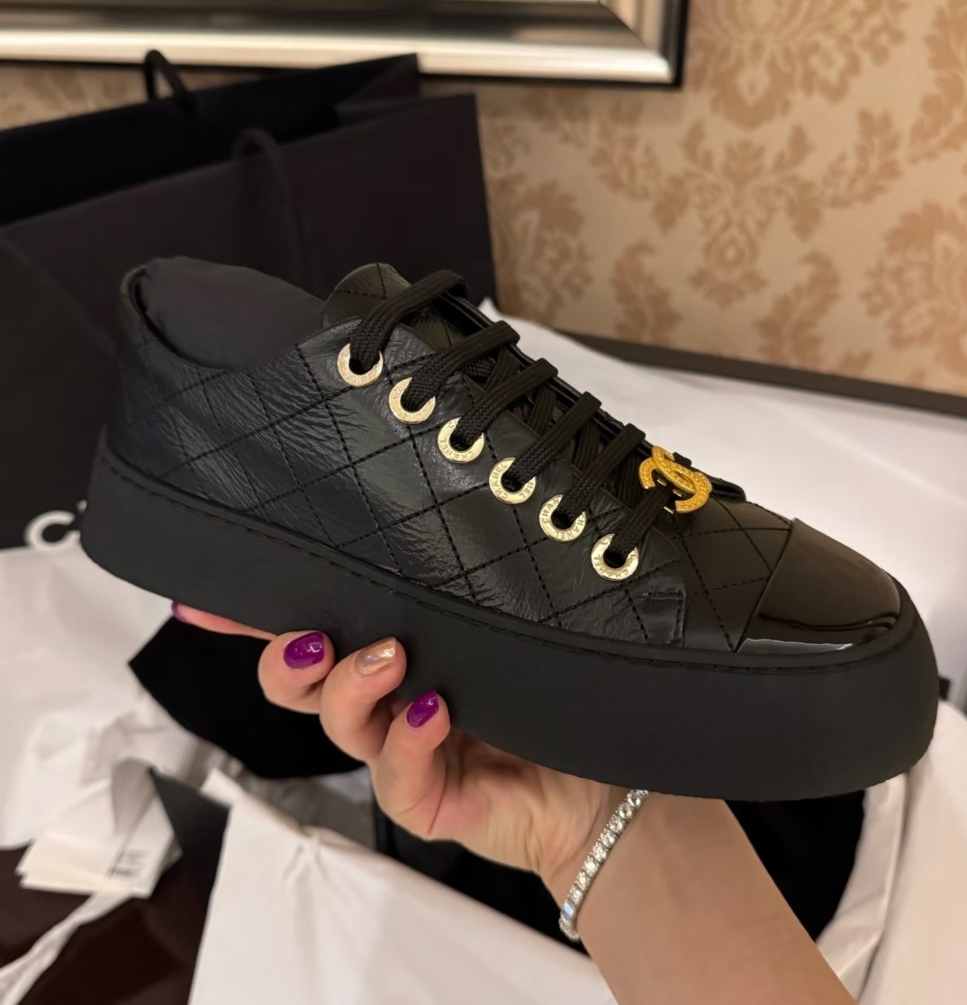 25A 【CHANEL】メンズにも人気 ユニセックス レザースニーカー