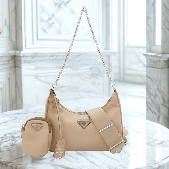 ≪贅沢な一品≫【PRADA】ホーボー ナイロン ショルダーバッグ