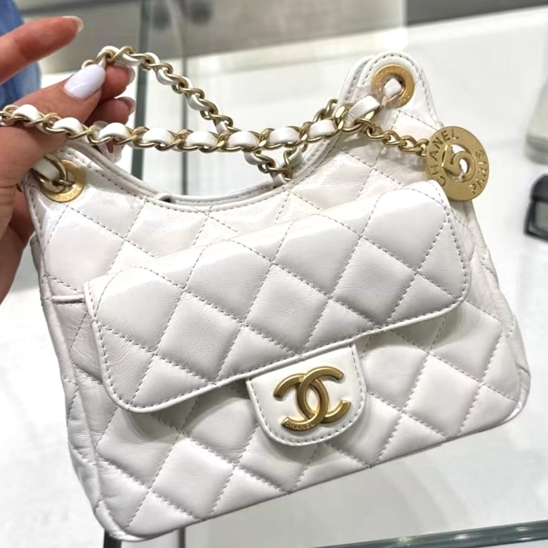 24A CHANEL スモールホーボーバッグ シャイニーカーフスキン