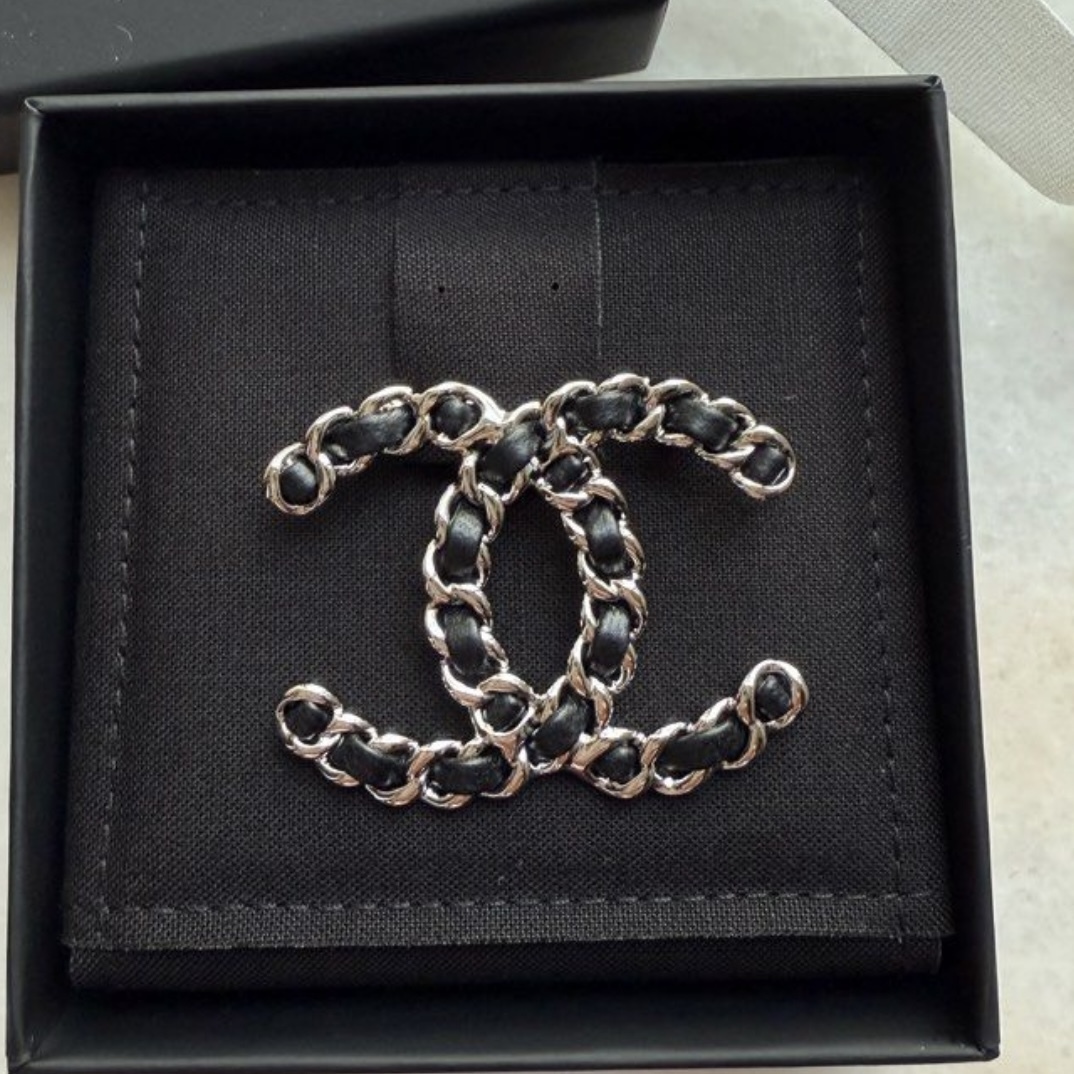 CHANEL CCロゴ ブローチ クラシックレザーな定番が可愛い♪