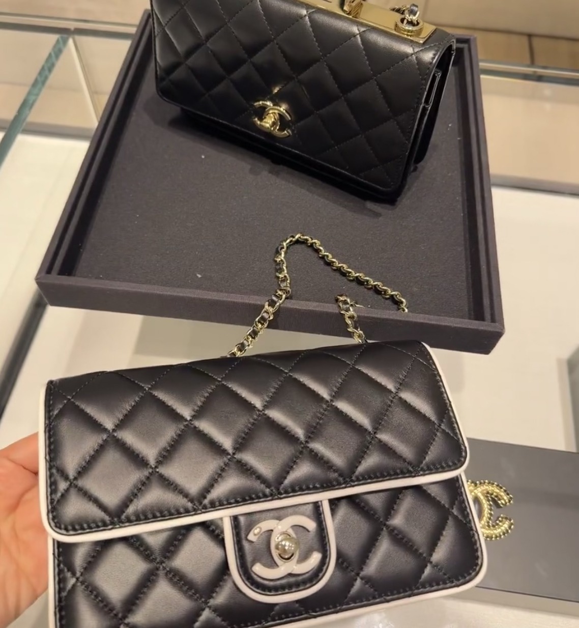 CHANEL CCロゴ バイカラー チェーンフラップバッグ 黒と白