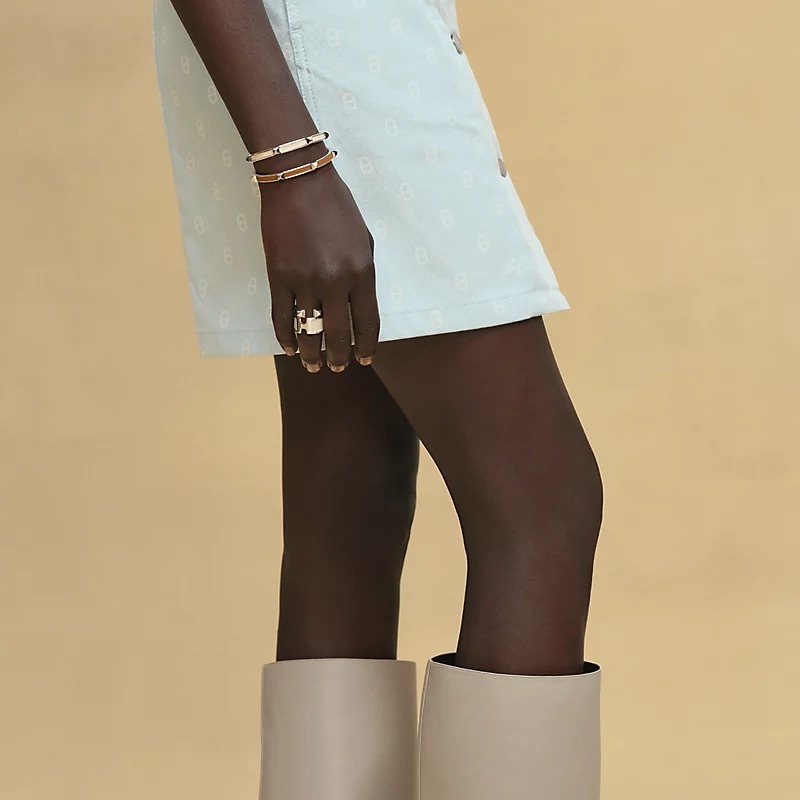 《カジュアルを格上げする》HERMES Chaine d'Ancre dress