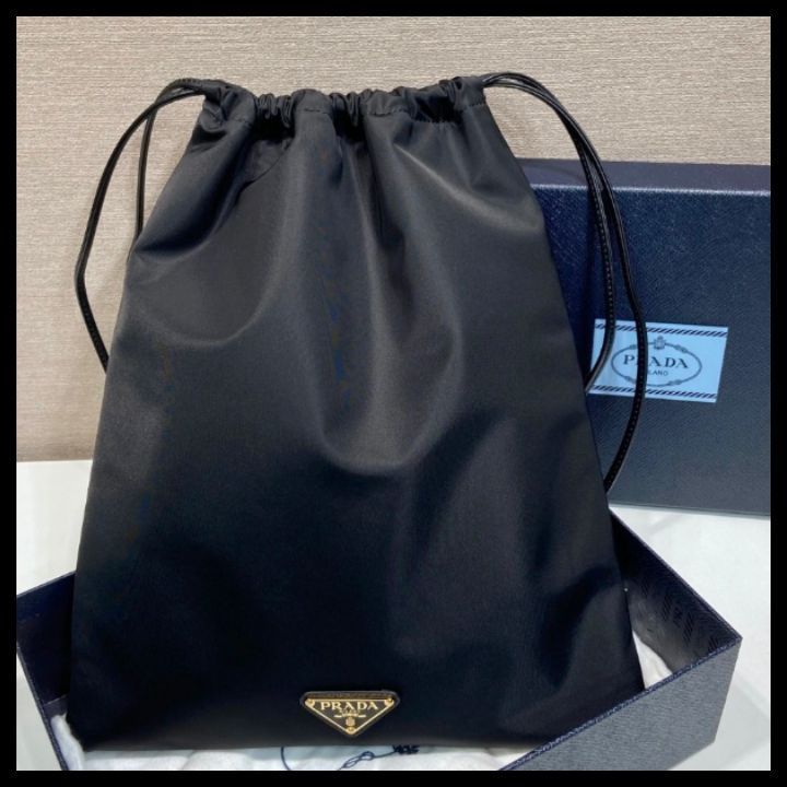 【マストバイ♪】PRADA ロゴ ドローストリング クラッチバッグ