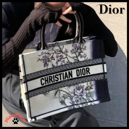 【全面に刺繍♪】Dior DiorBookToteバッグ ミディアム
