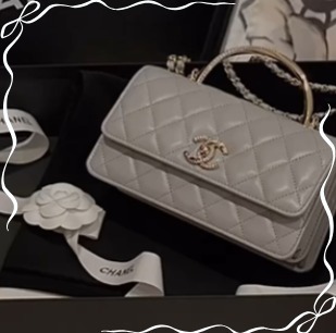 季節を問わず活躍する万能カラー☆【CHANEL】チェーンウォレット