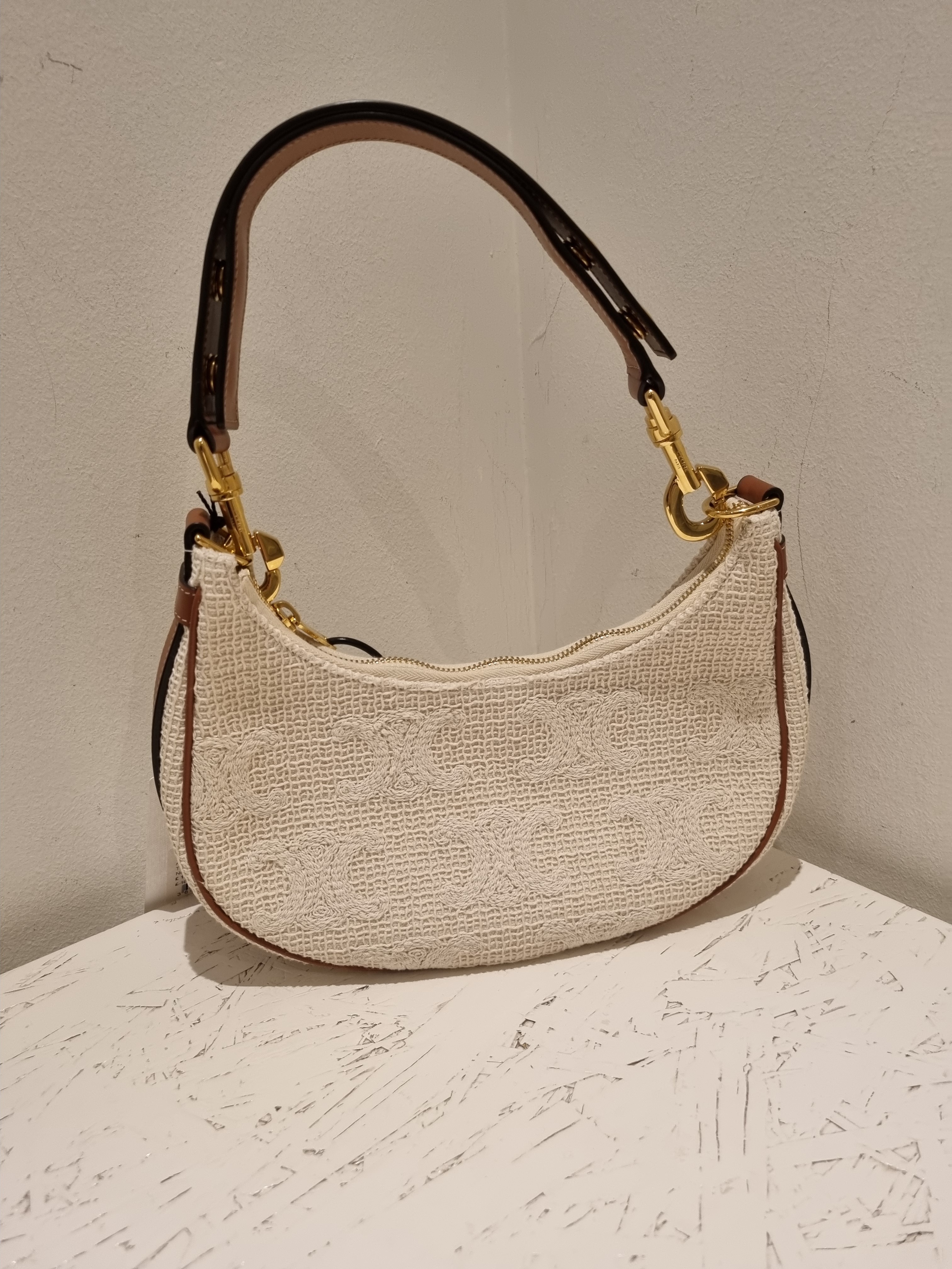 ☆VIPセール☆【CELINE直営店】MEDIUM AVA STRAP 送料込み