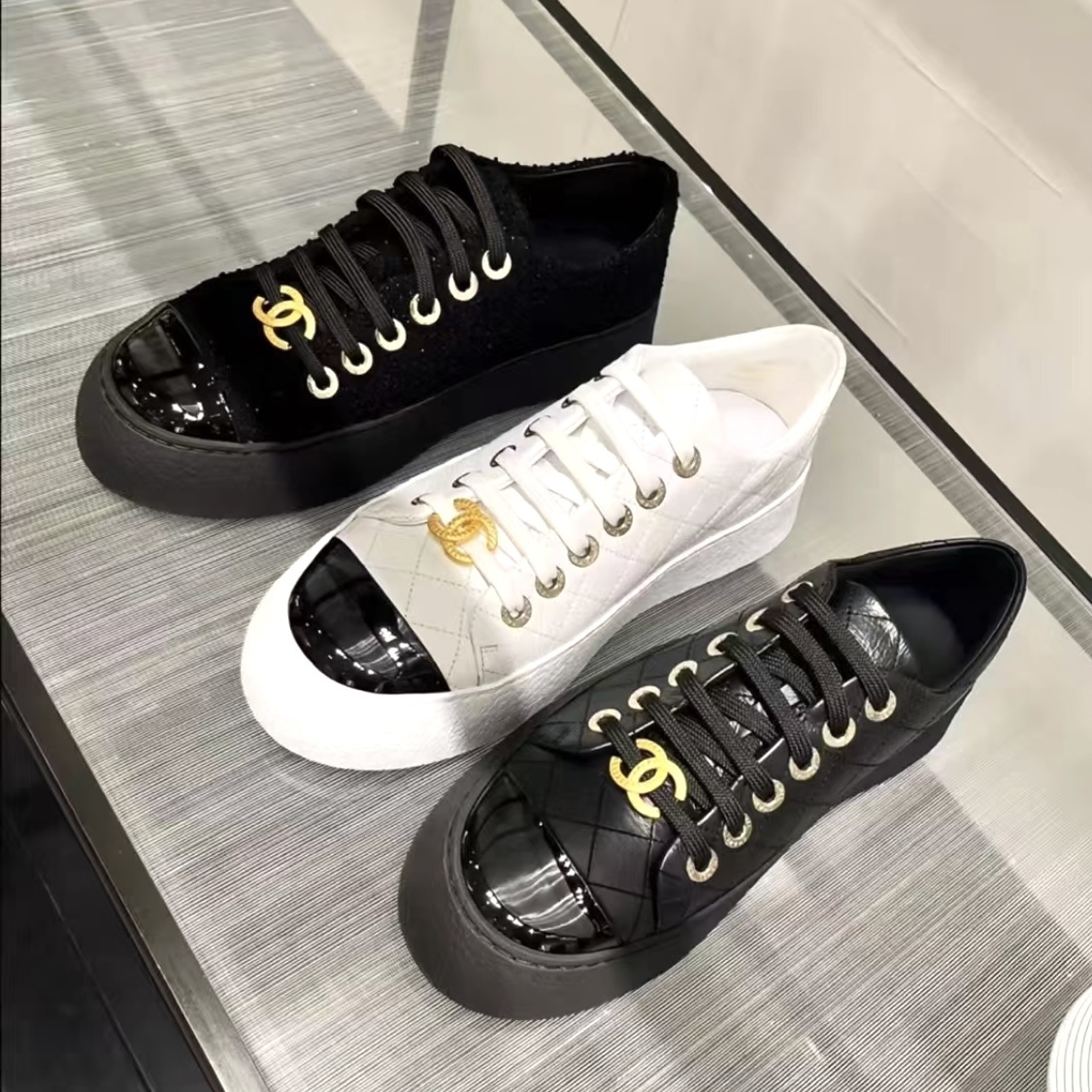 25A CHANEL CCマーク カジュアルな厚底スニーカー