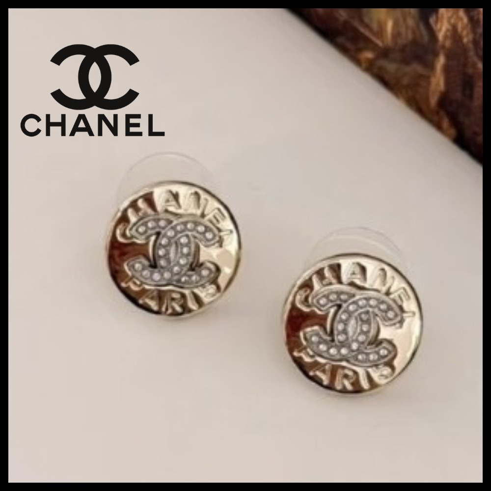 PARISの文字がお洒落♡毎日使える万能ピアス 【CHANEL】