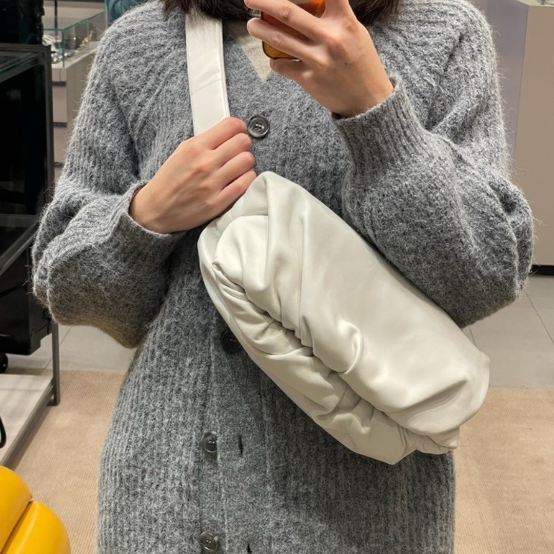 直営店‐BOTTEGA VENETA‐ レザー ボディバッグ