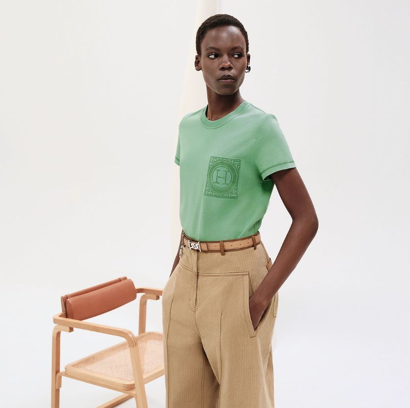 《刺繍が引き立つ上品な一枚》【HERMES】ストレートTシャツ