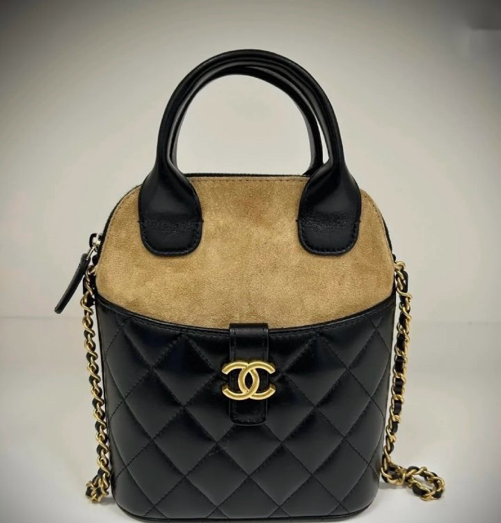 スエードとレザーのバイカラーが可愛い CHANEL ショルダーバッグ