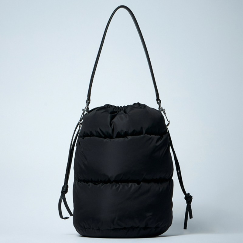 関税込/国内発送《MONCLER》CARADOCバケットバッグ