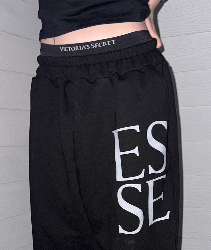 【THEAIRTOWN】ESSE JOGGER SET Tシャツ ジョガーパンツ セット THEAIRTOWN◇esse シャイニー ロゴ Tシャツ&ジョガーパンツ SET
