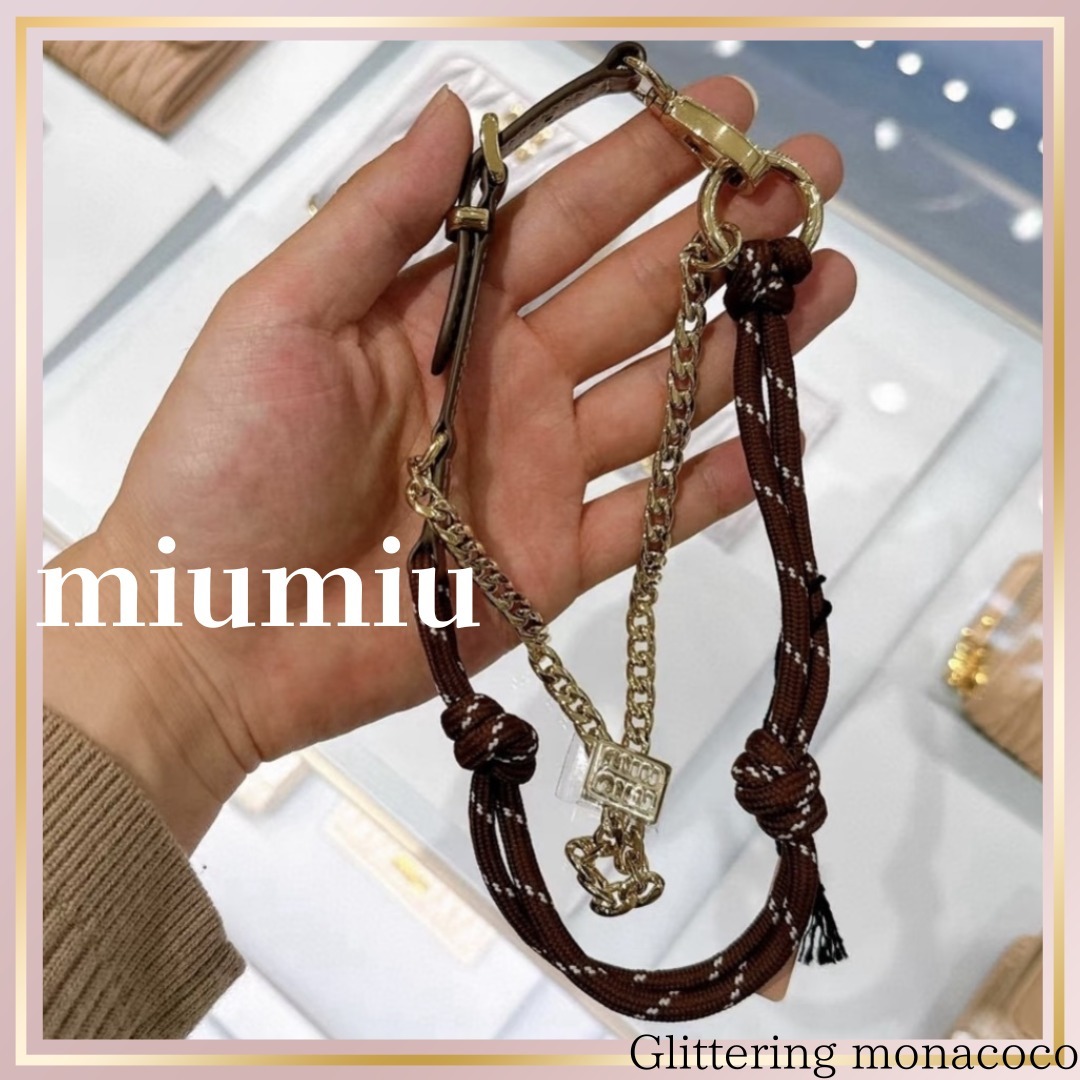 魅力を引き立てる*miumiu*レザー ロープ ゴールドのトリック