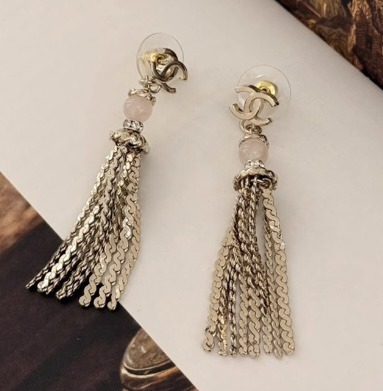 印象的な耳元にパーティ映え◎ 揺れるチェーン CHANEL ピアス