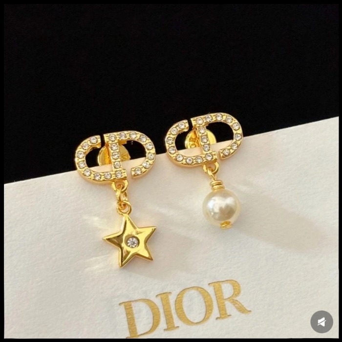 【きらめくロゴが可愛い♡】DIOR プチ CD ラッキーチャーム