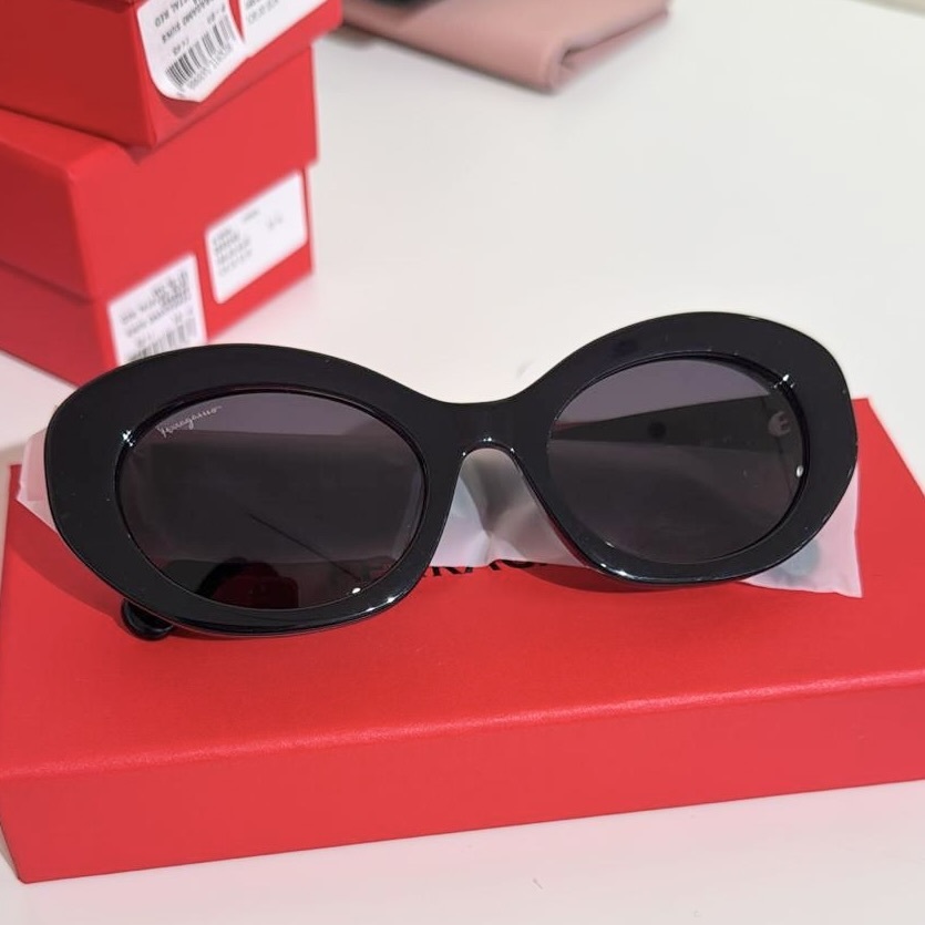 直営店☆Ferragamo☆ オーバルフレーム サングラス/ BLACK