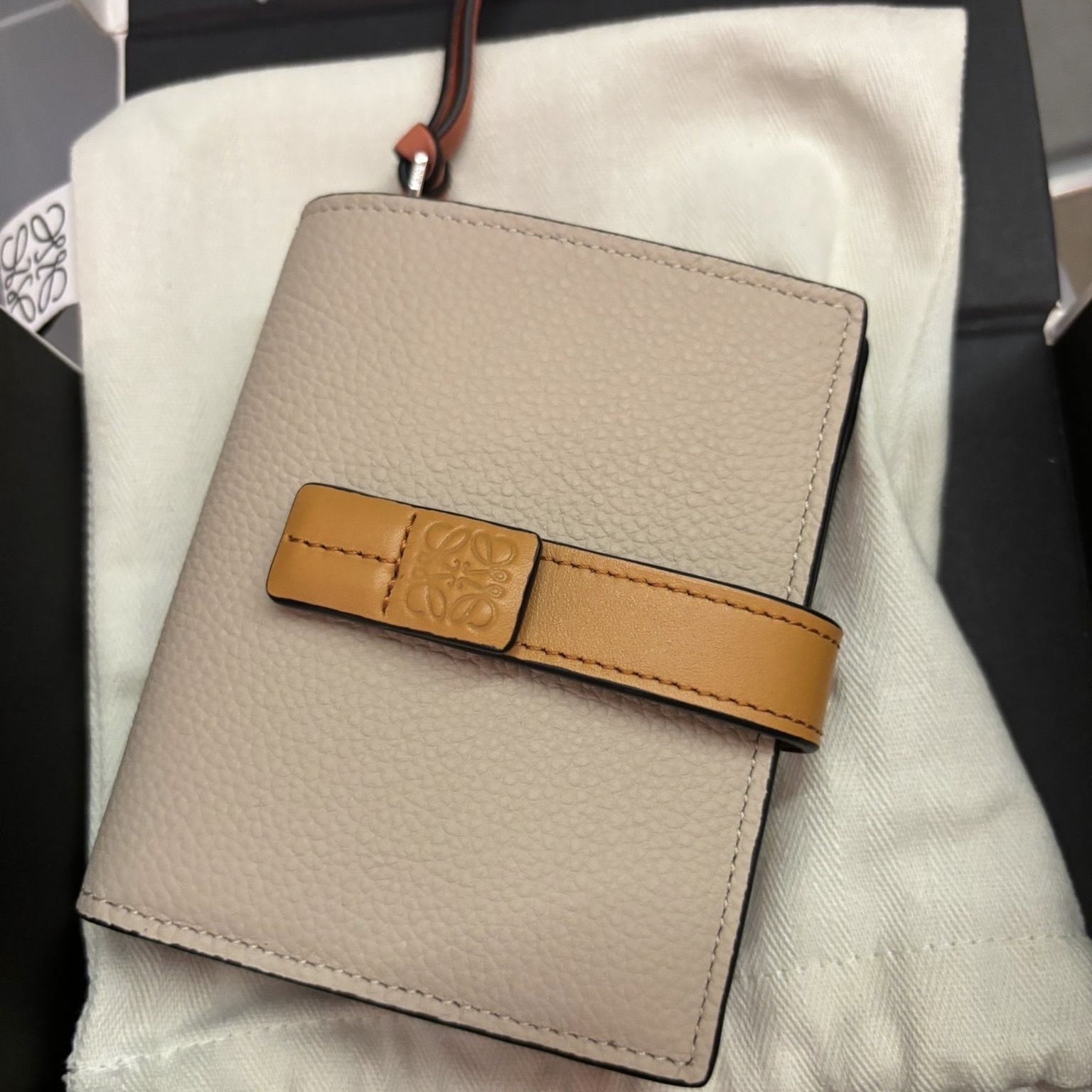 ストラップがお洒落 コンパクト ジップウォレット LOEWE カーフ