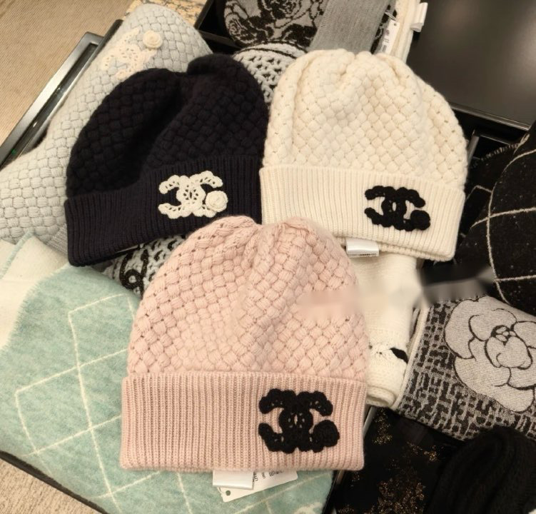 かぎ針ニットで編まれたCCマークにほっこり CHANEL ニット帽