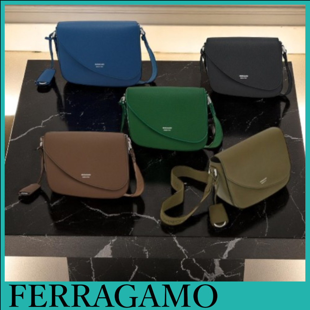 ★FERRAGAMO直営店★Fiamma メッセンジャーバッグS