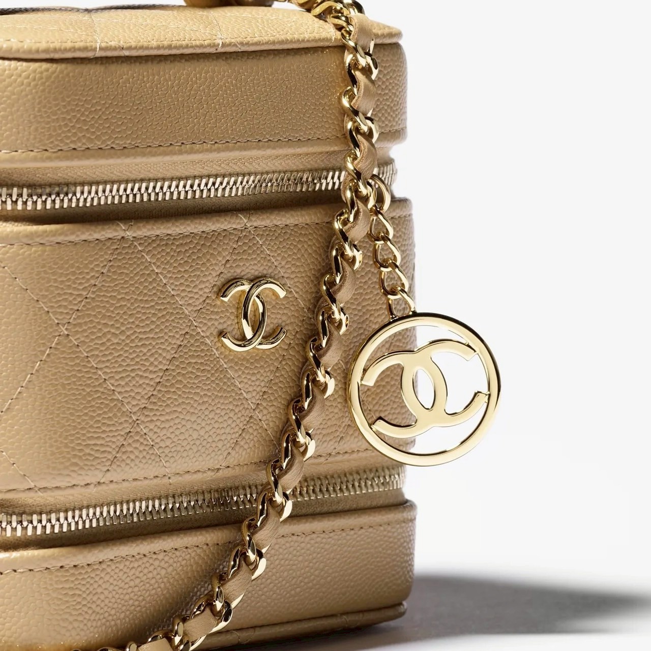 【フォルムが可愛い♡】CHANEL《ヴァニティケース》