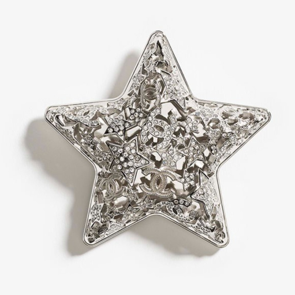 《まるでアートピースのような煌めき》 CHANEL 25A 星型ブローチ