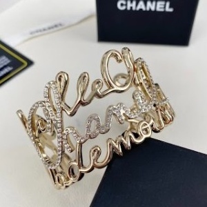 《おしゃれすぎ》CHANEL エレガントな存在感 ロゴ バングル