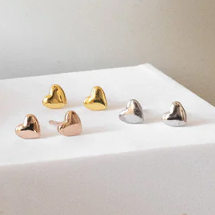 《CaitlynMinimalist》クラシック ハート スタッド ピアス 金 銀