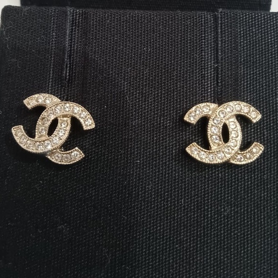 《手元に在庫あり》CHANEL ピアス キラキラCCロゴ ゴールド