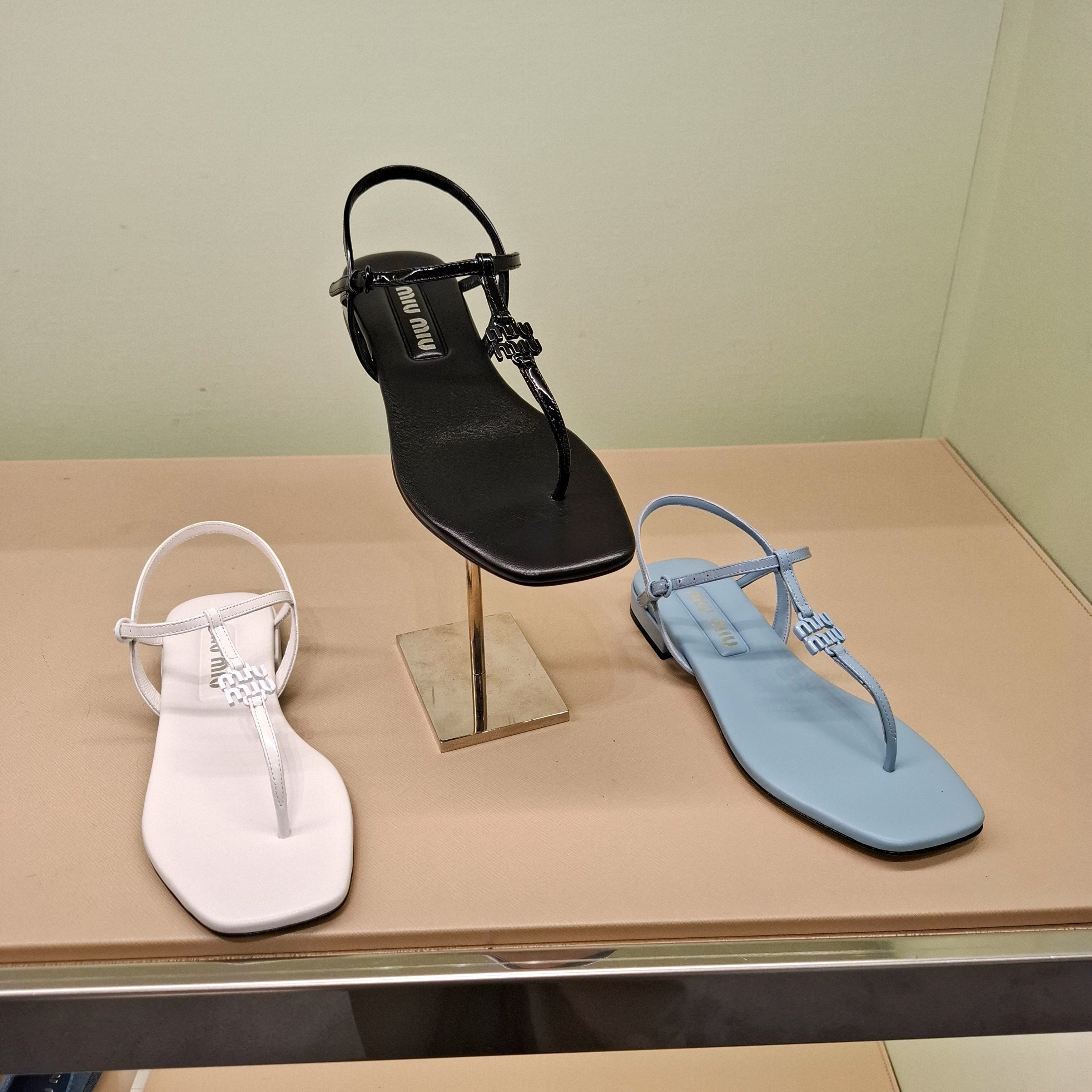 数量限定！EXPRESS便可◎ MIUMIU ロゴ フラットサンダル