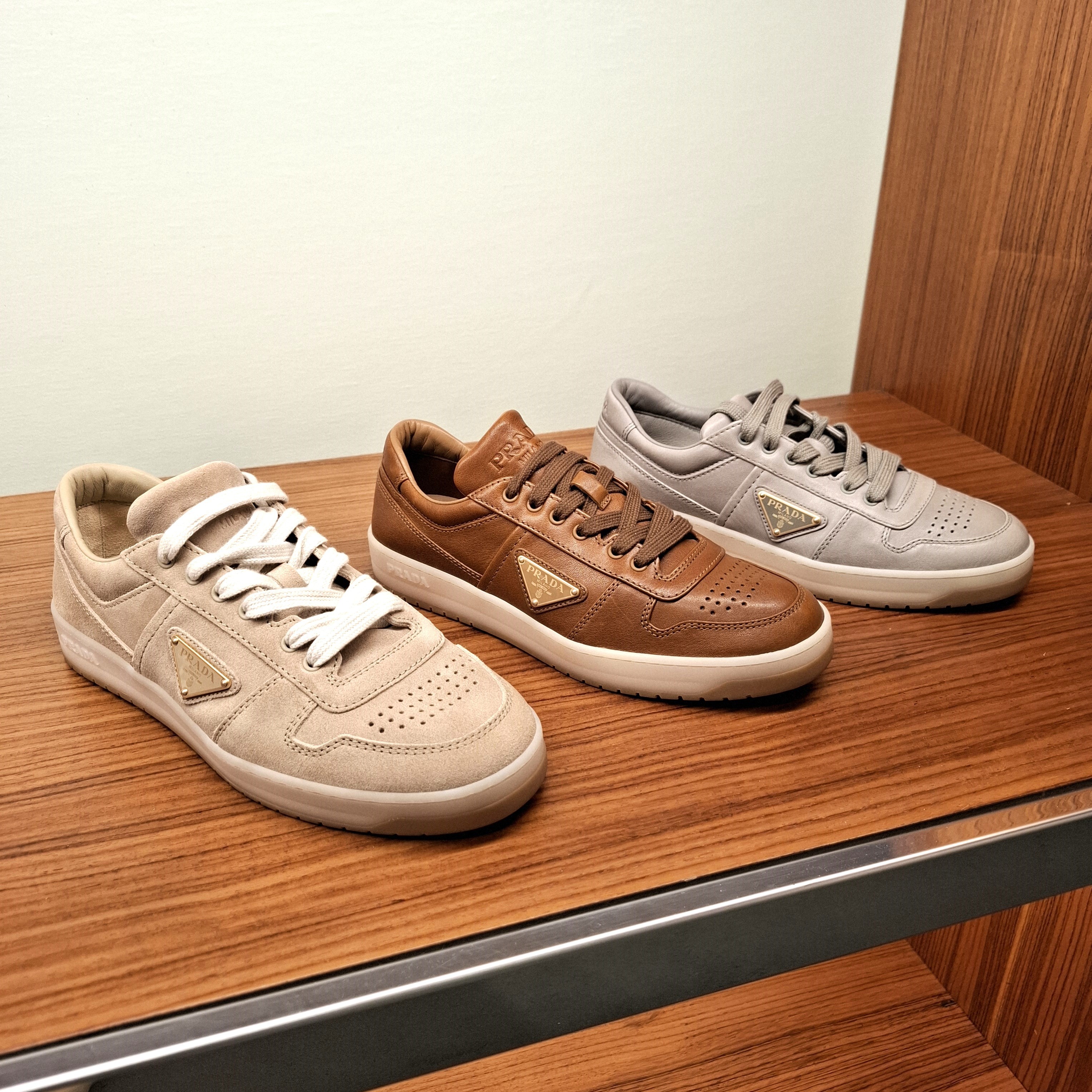 早い者勝ち★EXPRESS便可！ PRADA メンズスニーカー 2EE364
