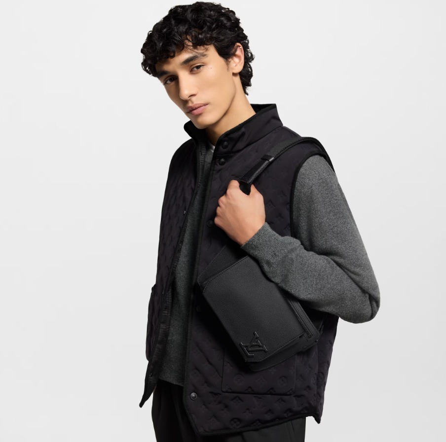 Louis Vuitton《テイクオフ・スリング》黒 レザー ロゴ DHL 直営