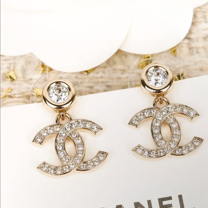 《耳元からエレガントに》CHANEL CCロゴ ピアス ラインストーン