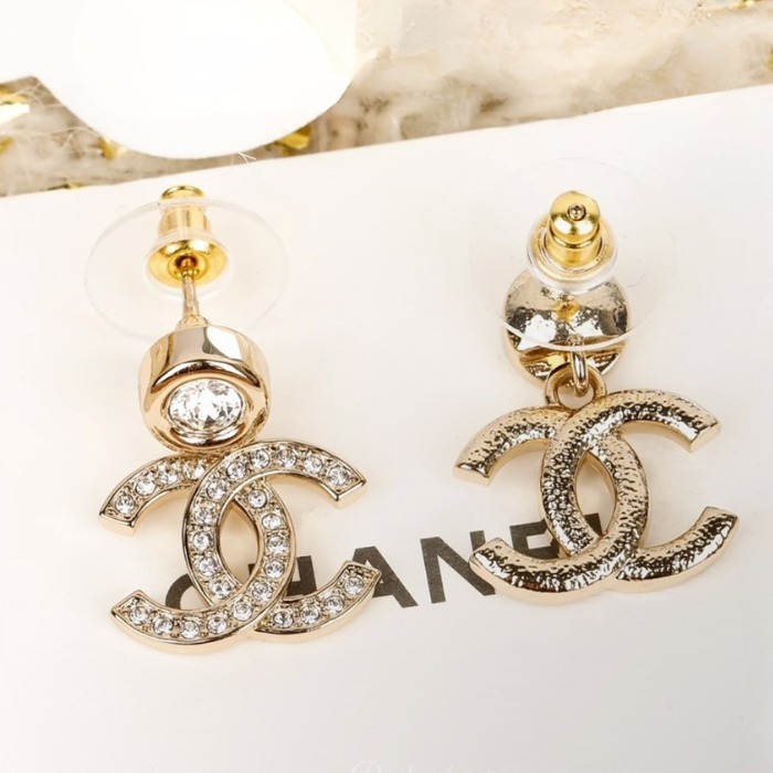 《耳元からエレガントに》CHANEL CCロゴ ピアス ラインストーン