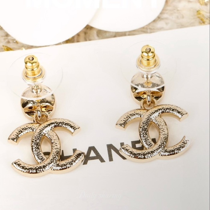 《耳元からエレガントに》CHANEL CCロゴ ピアス ラインストーン