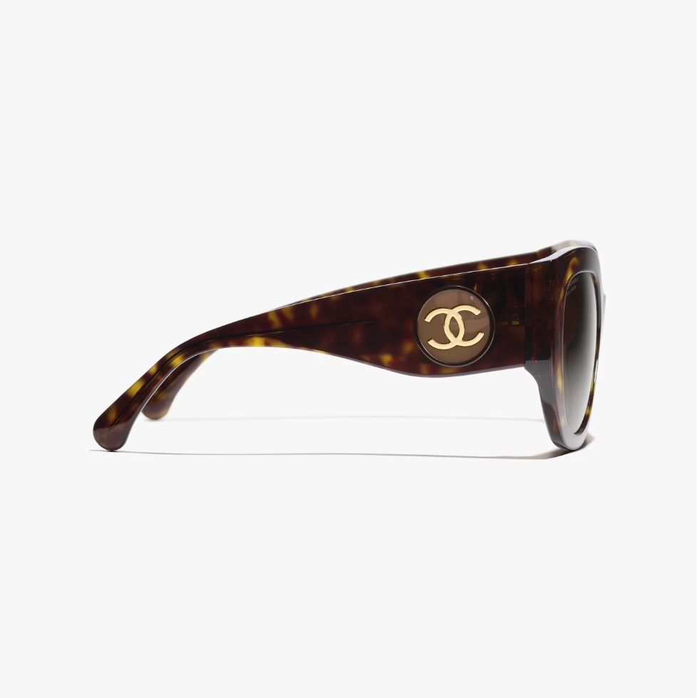 《顔まわりに華を♪》CHANEL バタフライ シェイプ アイウェア