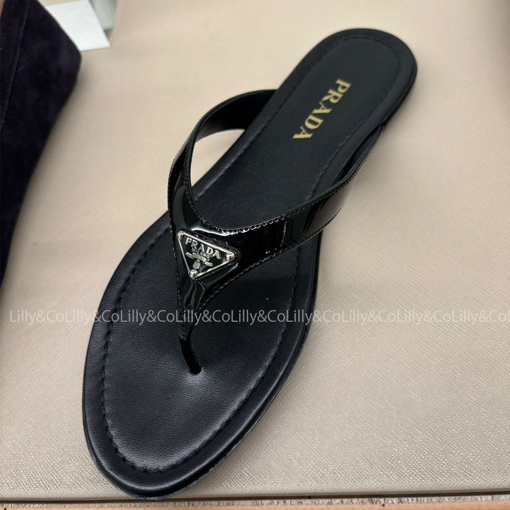 PRADA☆トライアングルロゴサンダル