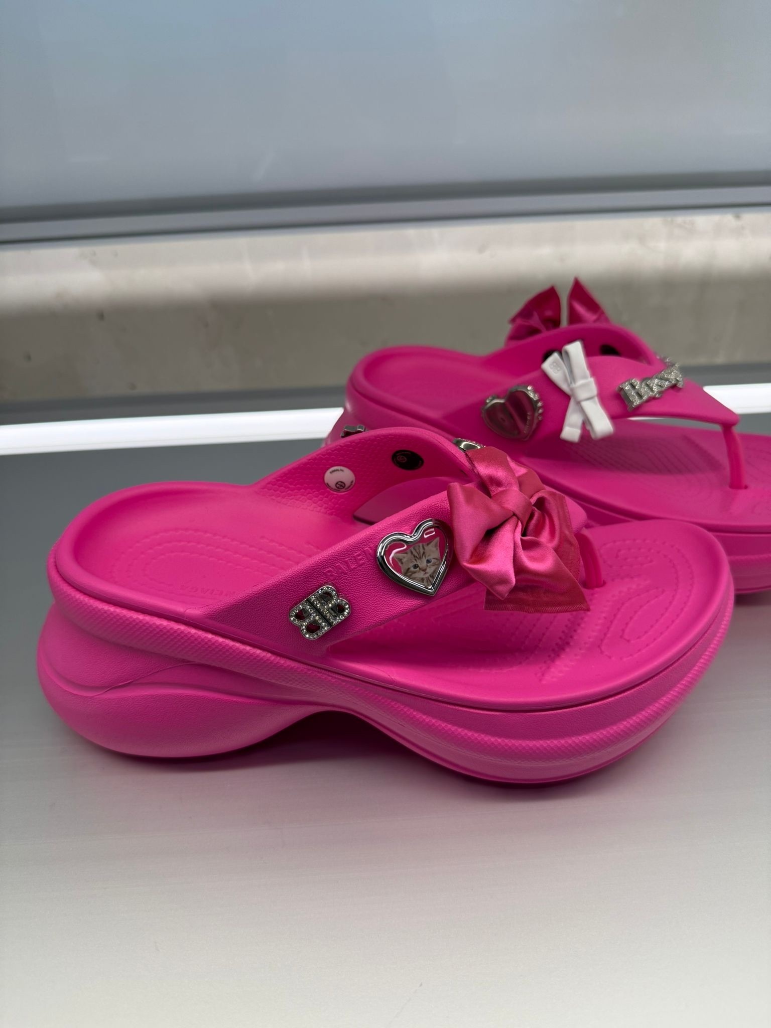【BALENCIAGA】Crocs トング Jibbitz チャーム リボン 2色