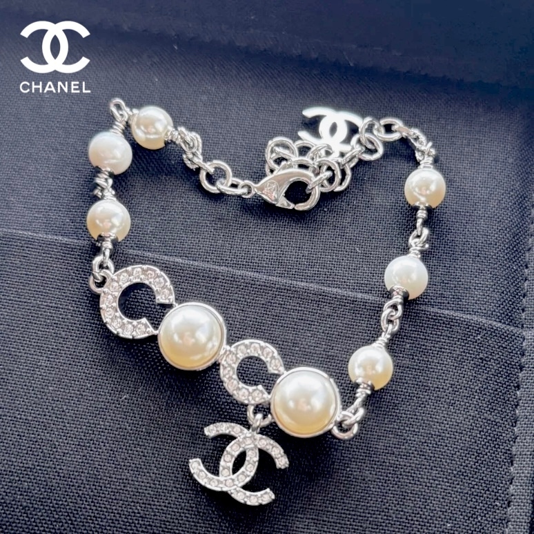 揺れるロゴ☆【CHANEL】CCロゴブレスレット