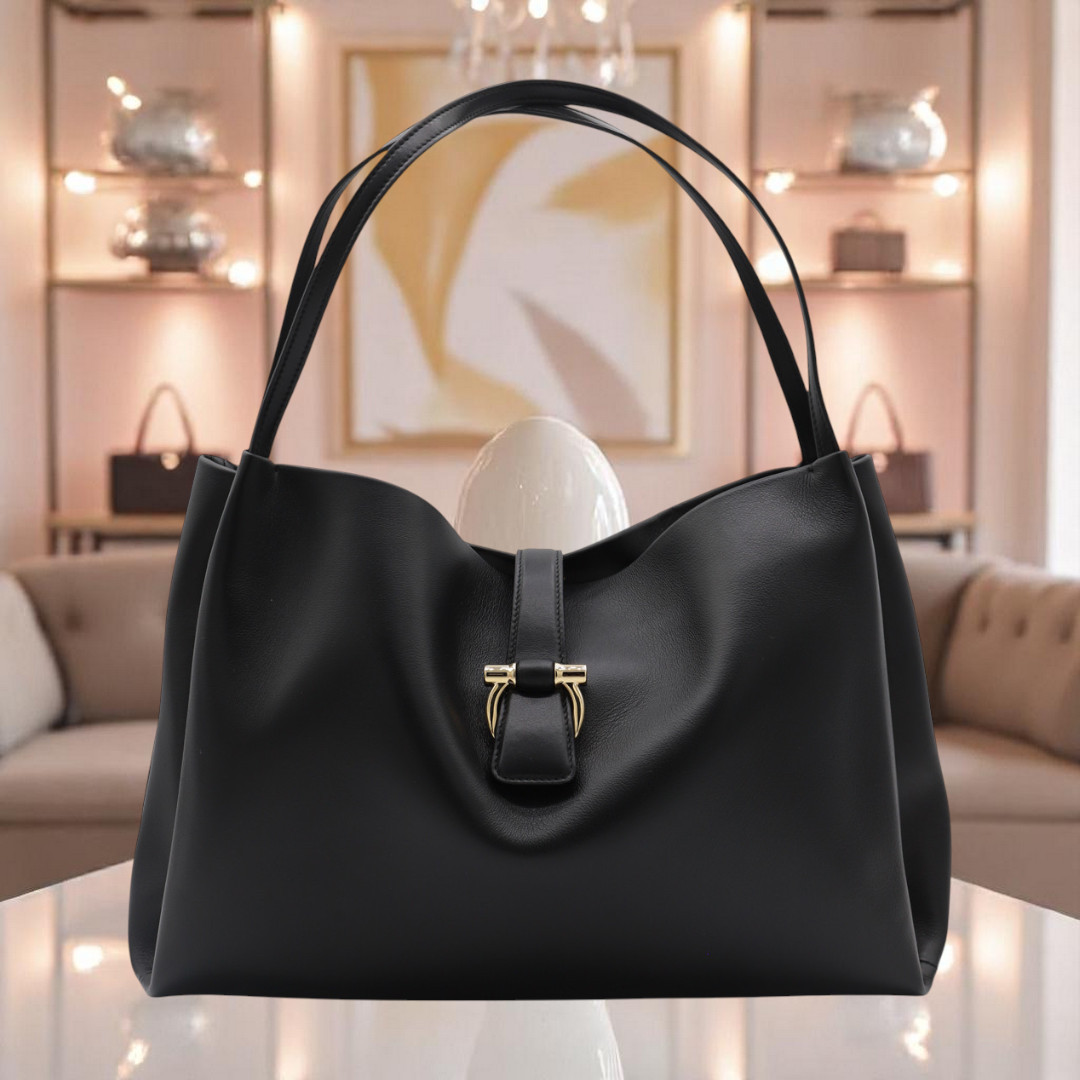 FERRAGAMO ブラックレザーショルダーバッグ