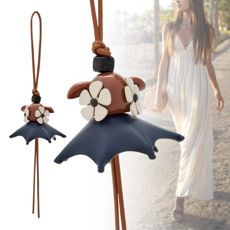 LOEWE ロエベ チャーム カーフスキン アナグラムダイ プルメリア