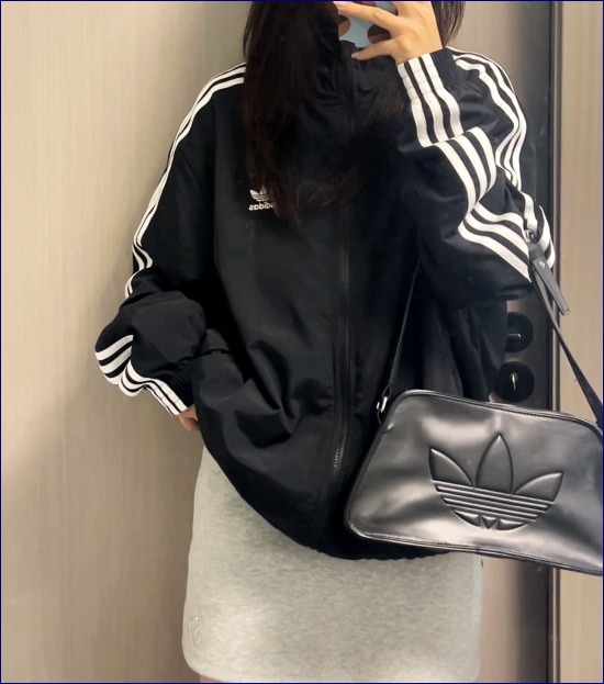 【ADIDAS】アディダス エンボス ショルダーバッグ IT7380