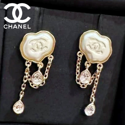 《パール感×クリスタルで華やかに》CHANEL ピアス CCロゴ 25A