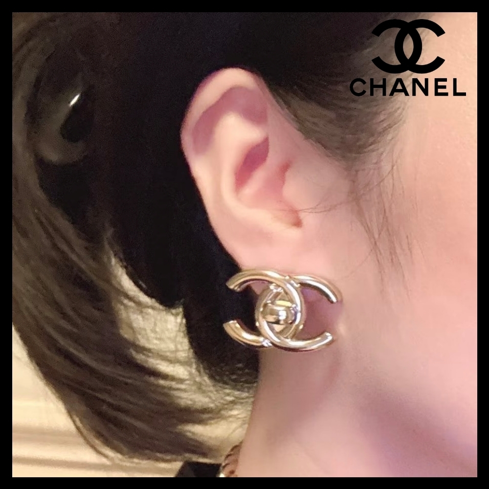 【カジュアルなデイリーコーデに】CHANEL ロゴ ピアス