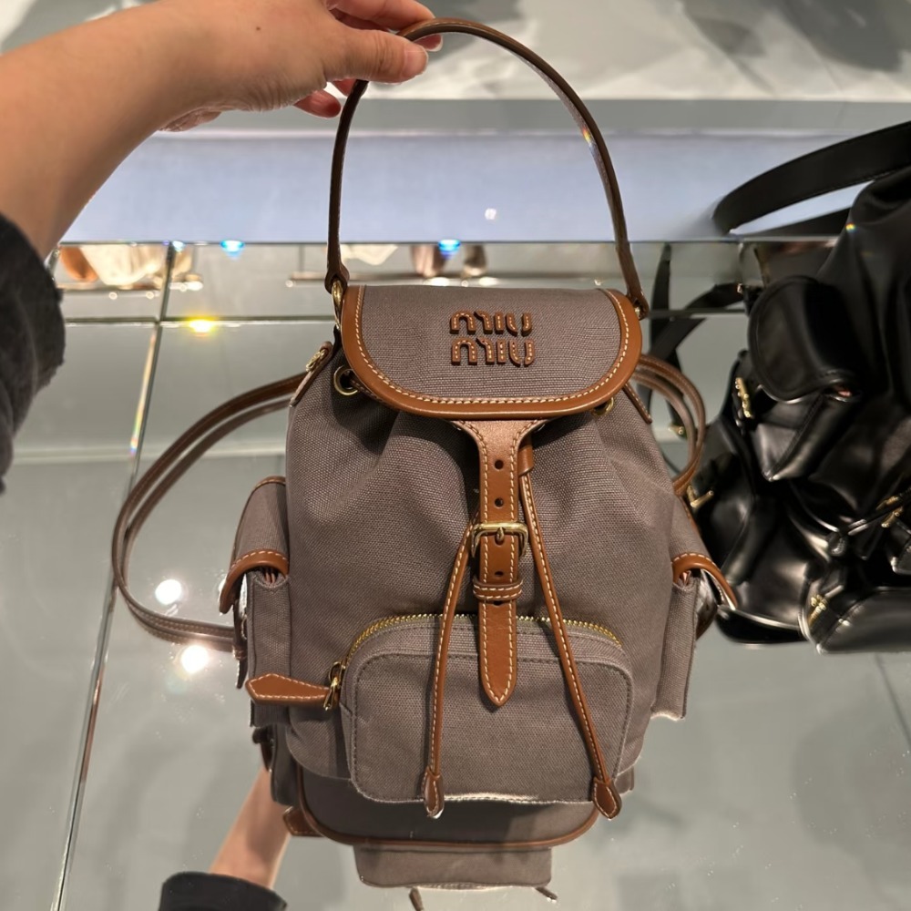 《上品で可愛い》【MiuMiu】キャンバスレザーバックパック
