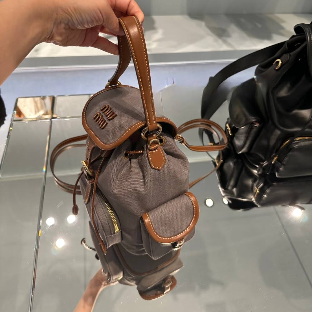 《上品で可愛い》【MiuMiu】キャンバスレザーバックパック