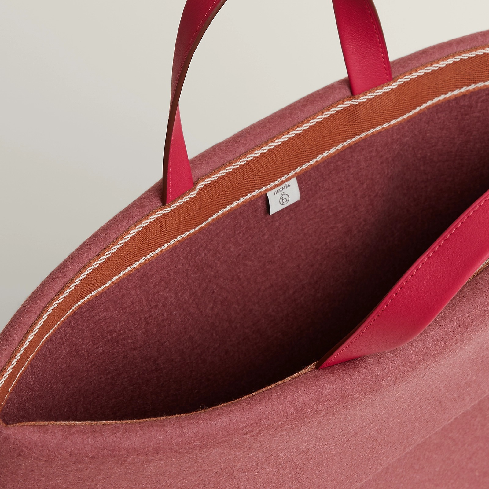 《HERMES》上品なレザー×フェルトバッグ◎ La main dans le sac